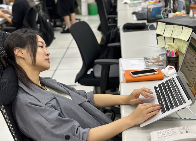 据网路温度计的上班族大调查，久坐上班族的十大困扰第一名是「肠胃不适、久坐嗯嗯不顺」。（图/业者提供）