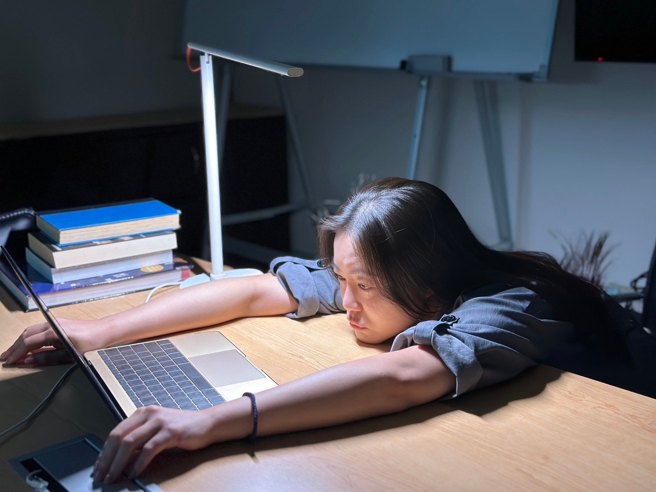 被繁忙工作卡在椅子上的上班族，需要每天为自己脱离「困」境。（图/业者提供）