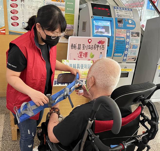 评估人员协助身障民眾选用适配辅具。（社会局提供／林瑞益高雄传真）