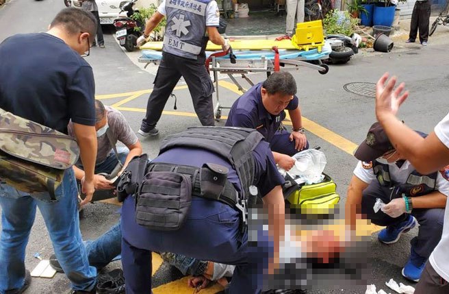 高雄市凤山区镇北里长赵志成今（25）日早上走出服务处，竟然遭到两名歹徒持铁棍突袭，赵男当场溅血，其中1人被压制逮补，另1人趁乱逃亡，警方全力追捕中。（柯宗纬翻摄）