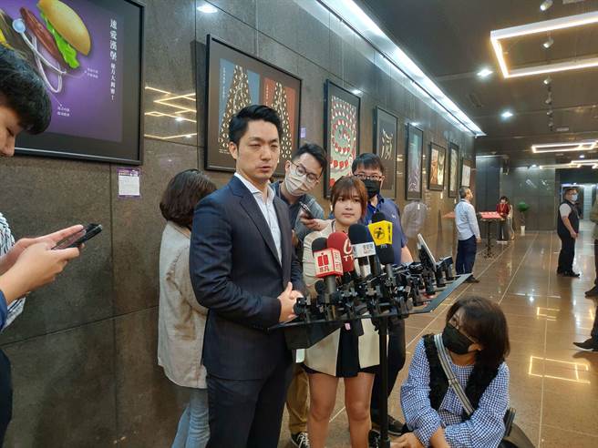 台北市長蔣萬安25日上午出席台北市政府環境保護局模範職工表揚大會，會前受訪。（陳薏云攝）