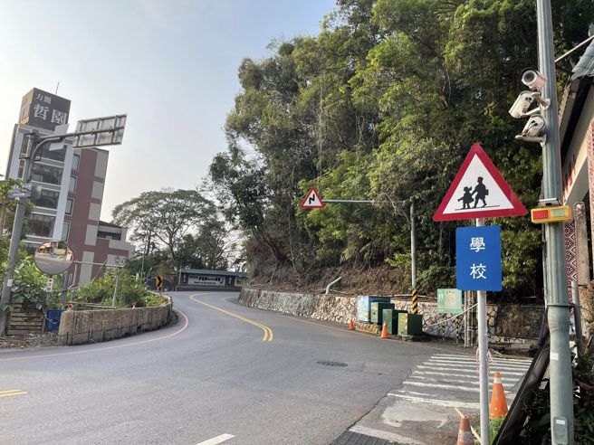 南投母亲在日月潭环湖公路遭货车撞击，母子均亡，据悉该母亲还有一个刚出生的幼婴，一人要养一家5口，丈夫无业、婆婆生病。（翻摄自南投县议员石庆龙脸书）