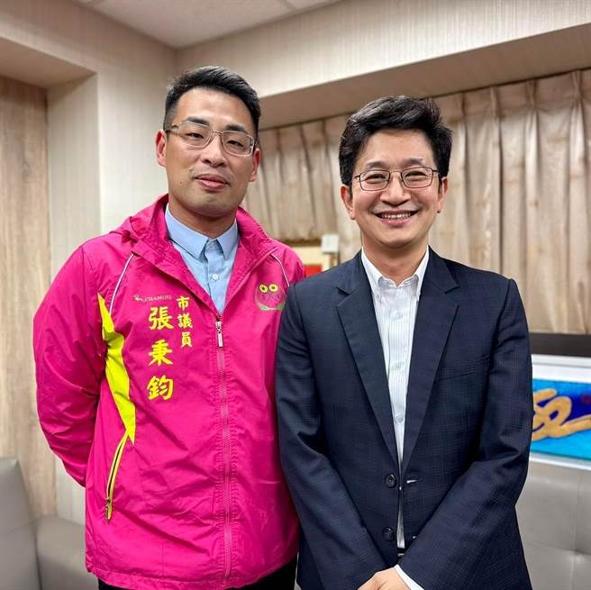 立法委員蔡適應（右）祝賀市議員張秉鈞（左）在民進黨基隆市立委初選民調中獲勝，並期許能夠在2024的大選中，民進黨總統及立委候選人能夠雙雙勝出。（蔡適應服務處提供／張志康基隆傳真）