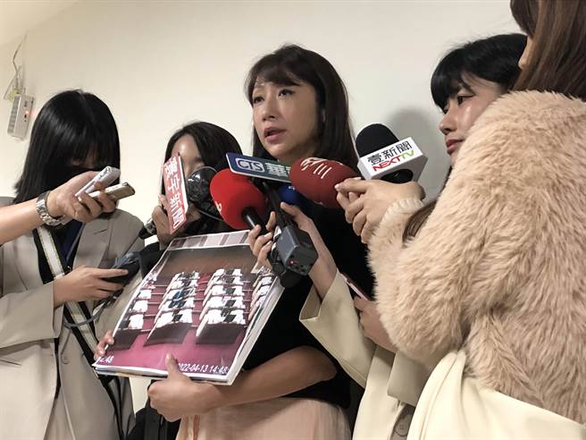 台北市议员许淑华25日表示，想反问徐巧芯2022年4月13日下午大会时明明有签到，整日开会都没看到人，应该说明为何签到却没出席。（张芷瑜摄）
