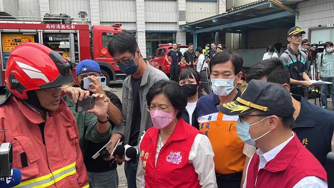 联华食品大火，彰化县长王惠美赶赴火场关切。（孙英哲摄）