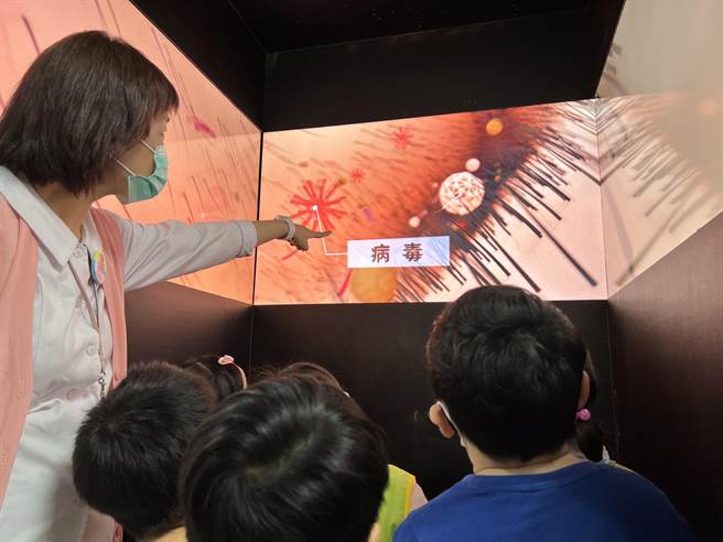 新竹马偕儿医自25日起至28日，连续4天在医院大厅举办「神秘鼻腔透视巡迴展」。（王惠慧摄）