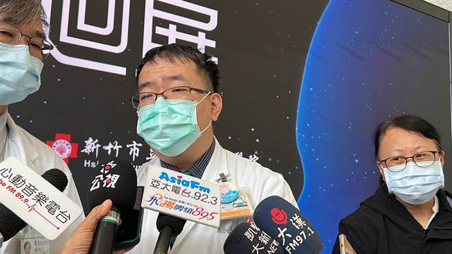 新竹马偕儿医儿童感染科主任林千裕指出，解封后病毒进到社区，大人、小孩都对其无免疫力，形成所谓「免疫负债」现象。（王惠慧摄）
