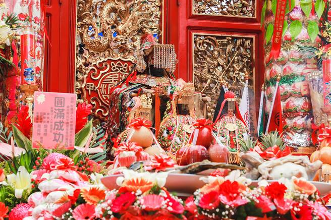 大甲镇澜宫妈祖祝寿大典今上午8点举行，依循古礼进行长达2小时。（吕妍庭摄）