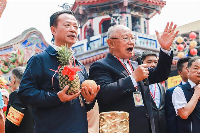 奉天宫董事长何达煌感谢大家配合，让祝寿大典完美结束。（吕妍庭摄）