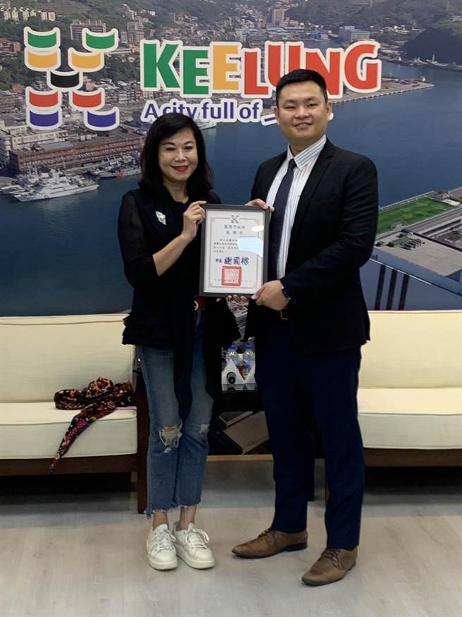 ▲副市长邱佩琳颁发感谢状给元健董事长吴少晖。（徐佑升摄）