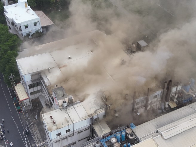 联华食品大火初期浓烟相当大，厂内视线差，导致22人无法及时逃出而困。（民眾提供／孙英哲彰化传真）