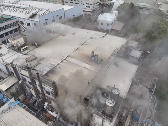联华食品大火初期浓烟相当大，厂内视线差，导致22人无法及时逃出而困。（民眾提供／孙英哲彰化传真）
