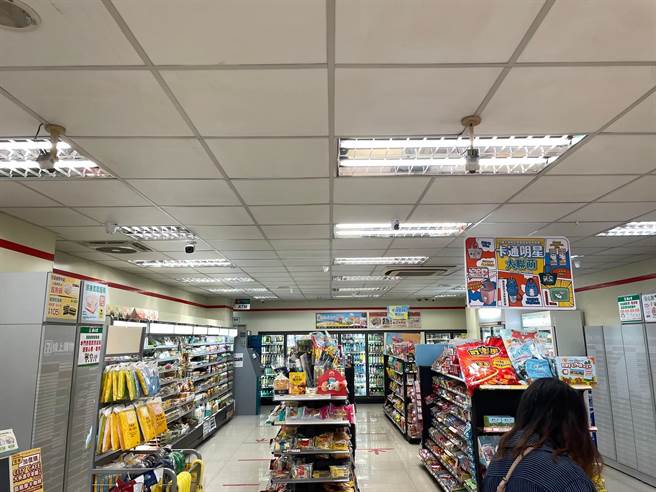 新北市政府鼓勵業者進行LED燈具或隔熱設備等多元商品汰換，達節能減碳目標。（新北市經發局提供）