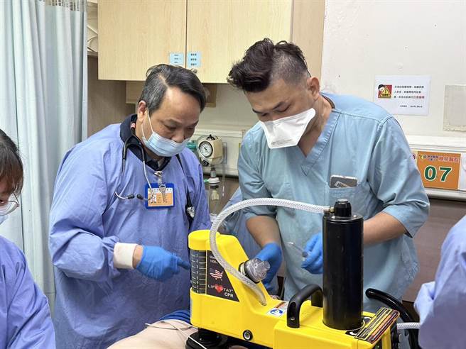 彰化县北斗镇四海路一段的联华食品彰化工厂25日凌晨惊传火警，造成工厂内作业的22名工人受困，警消于现场救出10人无生命迹象送医。（院方提供／潘虹恩彰化传真）