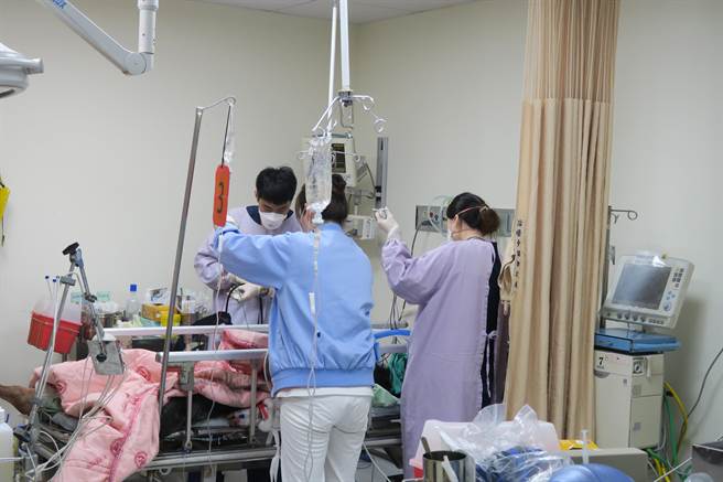 彰化县北斗镇四海路一段的联华食品彰化工厂25日凌晨惊传火警，造成工厂内作业的22名工人受困，警消于现场救出10人无生命迹象送医。（民眾提供／潘虹恩彰化传真）