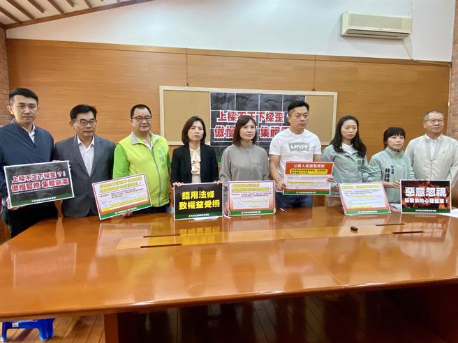 宜兰县议会民进党团抨击，县府为消防局的主管机关，县长林姿妙躲后面做缩头乌龟，应负起责任给当事人一个交代，别再「口号治县」。（吴佩蓉摄）