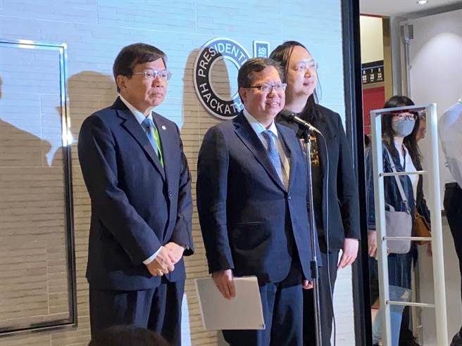 交通部長王國材（左）指出，兩岸旅遊需要兩邊討論、釋出善意，不是台灣一邊的問題。（陳祐誠攝）