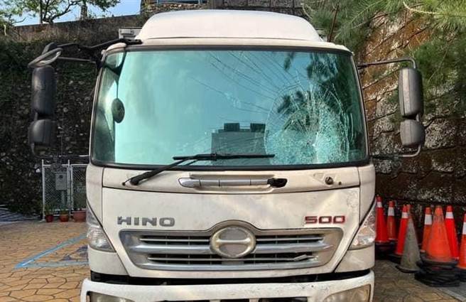 机车与物流货车发生剧烈碰撞，造成物流车挡风玻璃严重凹陷，警方调查厘清车祸原因。（民眾提供／杨静茹南投传真）