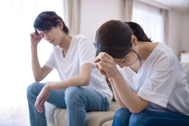 国外一名女网友意外发现男友和自己有血缘关系，让两人崩溃不已，没想到下秒父亲竟说她不是亲生的。(示意图/达志影像)