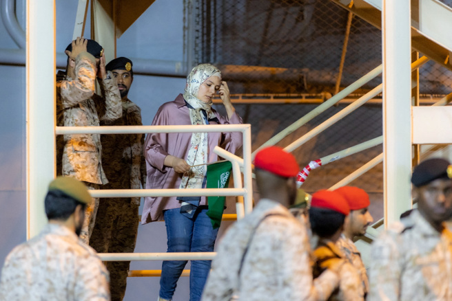 印尼外交部长表示，第一阶段的撤离计画将安排538名印尼公民从苏丹港搭船离开，中转沙乌地吉达（Jeddah），接着返回印尼。(图/路透社)