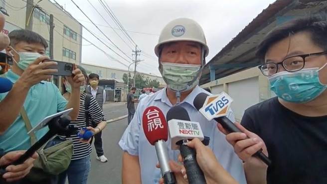 彰化縣北斗鎮四海路一段的聯華食品彰化工廠25日凌晨驚傳火警，勞動部中區職業安全衛生中心主任李文進表示，待消防單位火災鑑定後，若有違反職安法規將會進行裁罰。（孫英哲攝）