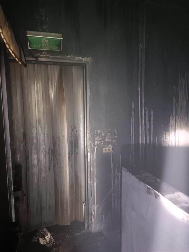 受困員工逃至僅用塑膠簾隔離的冷藏庫，因濃煙竄入造成嚴重傷亡。（民眾提供／孫英哲彰化傳真）