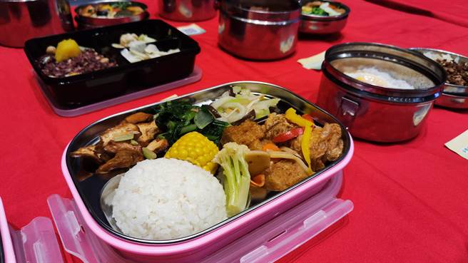 环保署去年推动试办「行政机关、学校减少使用免洗餐具及包装饮用水指引」，并在今年正式上路，要求公部门应全面使用循环餐盒。（林良齐摄）