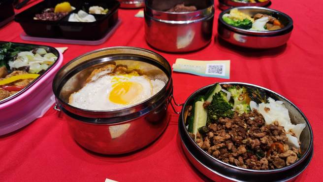  环保署去年推动试办「行政机关、学校减少使用免洗餐具及包装饮用水指引」，并在今年正式上路，要求公部门应全面使用循环餐盒。（林良齐摄）