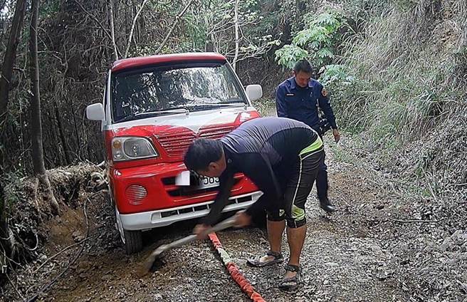 藍姓男子駕車在產業道路刁車，員警及時協助脫困。（警方提供）