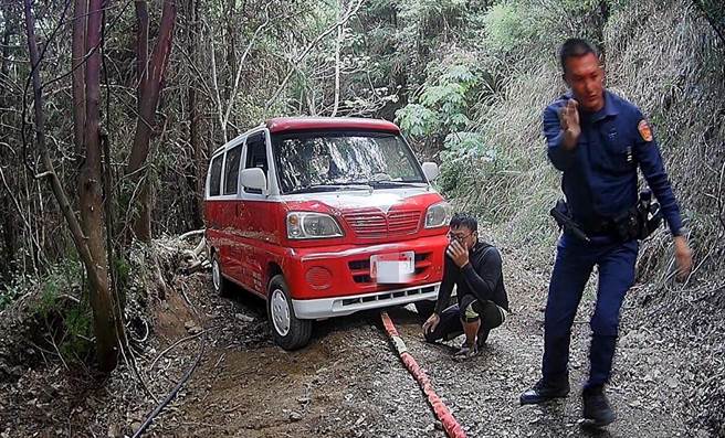 藍姓男子駕車在產業道路刁車，員警及時協助脫困。（警方提供）