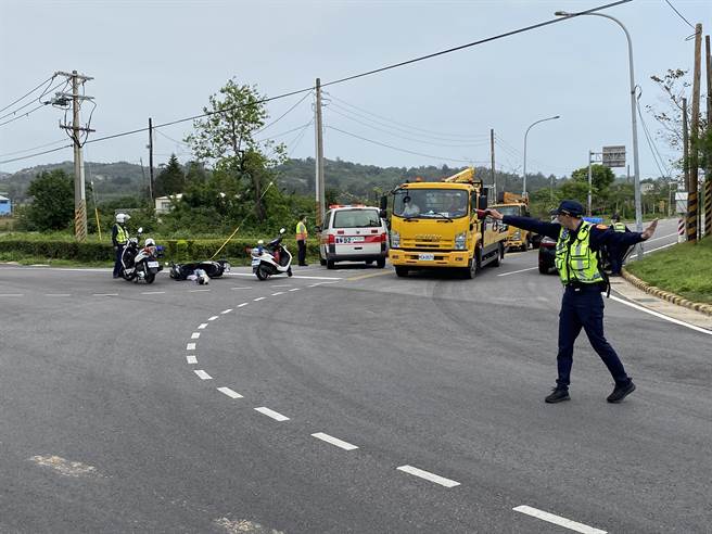 金门环北琼径路口昨日下午发生车祸，一辆宾士车右转未打方向灯撞飞同向女骑士，现场交通一度阻塞。(于家麒摄)