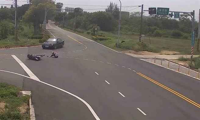 女机车骑士被撞后一度痛得抱膝坐地无法起身，所幸仅手脚多处擦挫伤送医治疗。(图／警方提供)