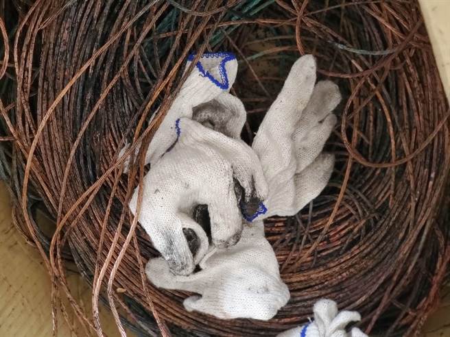 虎尾警方共查获2名窃嫌偷的84公斤铜线中的一綑。（周丽兰摄）