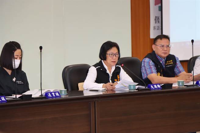 大湖乡长黄惠琴（中）提出改善苗６２线计画。（苗栗县政府提供／李京升苗栗传真）