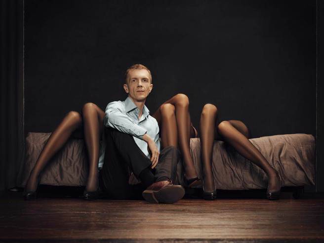 巴西一名男子擁有6位辣妻，由於厭倦分房睡的生活，他竟花百萬訂製大床，讓全家能睡在一起。(示意圖/達志影像)