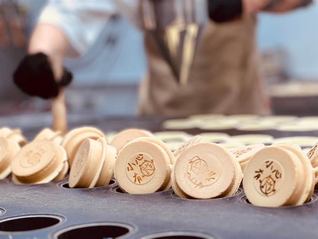 新竹市警一分局与小鹊SING红豆饼合作，透过特殊的烙铁技术，制作「小心有诈」宣导字样的特殊红豆饼。（警方提供／王惠慧新竹传真）