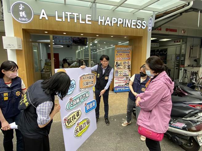 活动现场有反诈骗小试题可供挑战，只要答对即可领取获得限量联名「小心有诈」红豆饼。（警方提供／王惠慧新竹传真）