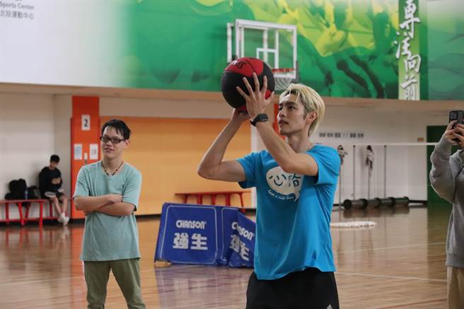 曹佑寧参与心路基金会固定的篮球训练，陪伴障碍者朋友们进行训练。（心路基金会提供）
