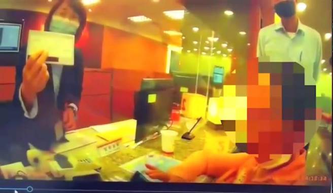 婦人到銀行領20萬，想救敘利亞軍官。（警方提供）