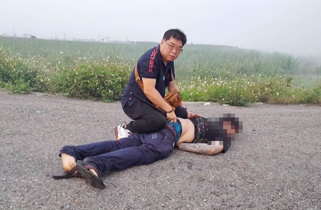 虎尾分局员警在北港溪堤防逮捕烧电缆线的窃贼。（虎尾分局提供）