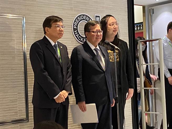 交通部長王國材（左）說，若月票執行的成效良好，未來可以讓政策延續。（陳祐誠攝）