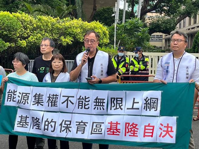 守护外木山行动小组、公投领衔人王醒之等人今天上午赴行政院抗议，怒批行政院蛮横行径，大开民主倒车、干涉地方自治，根本是中央集权。（守护外木山行动小组提供／杨亚璇台北传真）