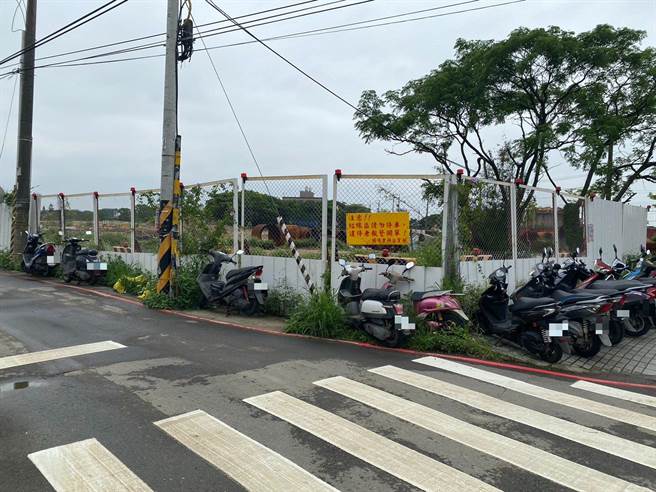 机捷A15大园站周边机车违停，当地里长张贴告示牌提醒，仍有民眾无视照停。（蔡明亘摄）