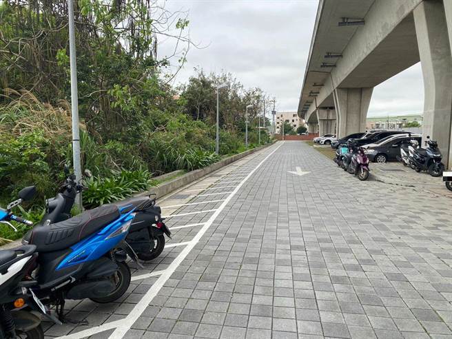 机捷A15大园站停车场机车格数量，本月中旬已大增150格，现有244格。（蔡明亘摄）