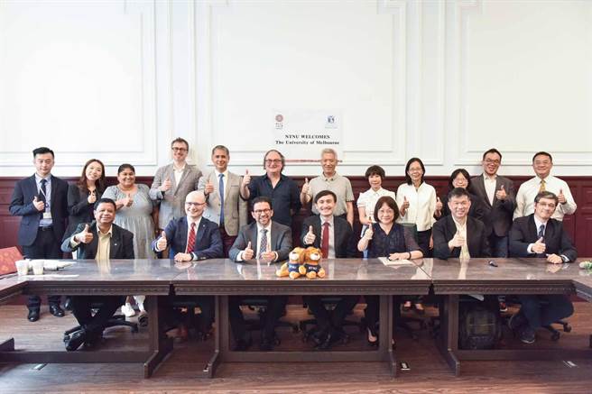 台湾师范大学与澳洲墨尔本大学签订学术合作备忘录(MOU)，强化两校在翻译学、原住民研究与当代中国大陆等领域与硕博士生培育。(台师大提供)