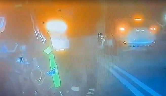 重机骑士停红灯突遭人持刀谩骂，警追查涉案人到案说明。(翻摄照片／吕筱蝉桃园传真)