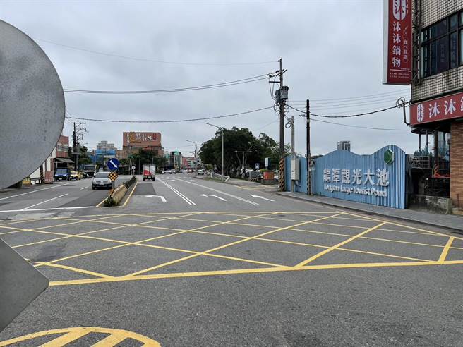 重机骑士停红灯突遭人持刀谩骂，警追查涉案人到案说明。(翻摄照片／吕筱蝉桃园传真)