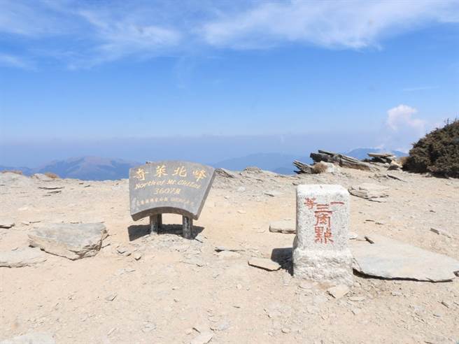 攀登奇莱东棱路线时，会先经过奇莱北峰。（罗亦晽摄）