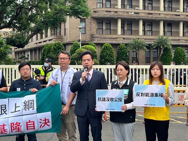 行政院于4月21日依地方制度法，撤销基隆市政府3月31日审查通过的护海公投第二阶段连署，基隆市府将提出诉愿，守护外木山行动小组上午到行政院外抗议，多位立委皆到场声援。（守护外木山行动小组提供／杨亚璇台北传真）