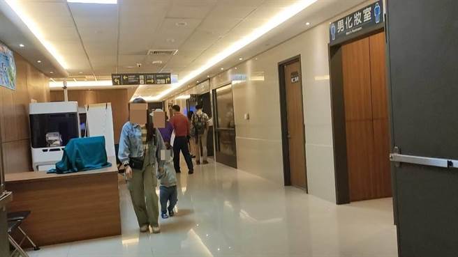 彰化联华食品25日大火至少酿成7死，死者家属抵达员林基督教医院。（潘虹恩摄）